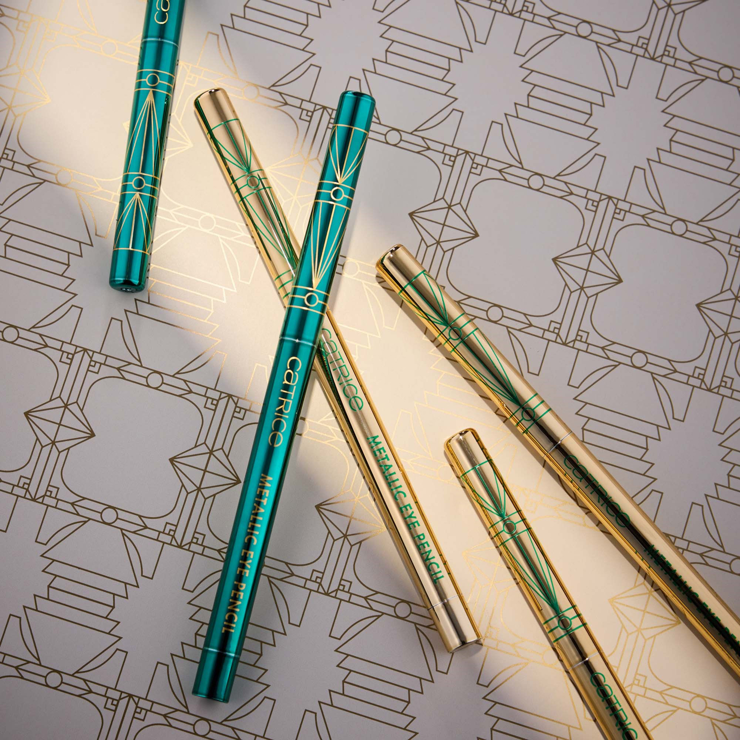 FESTIVE TREASURES Metallic Eye Pencil